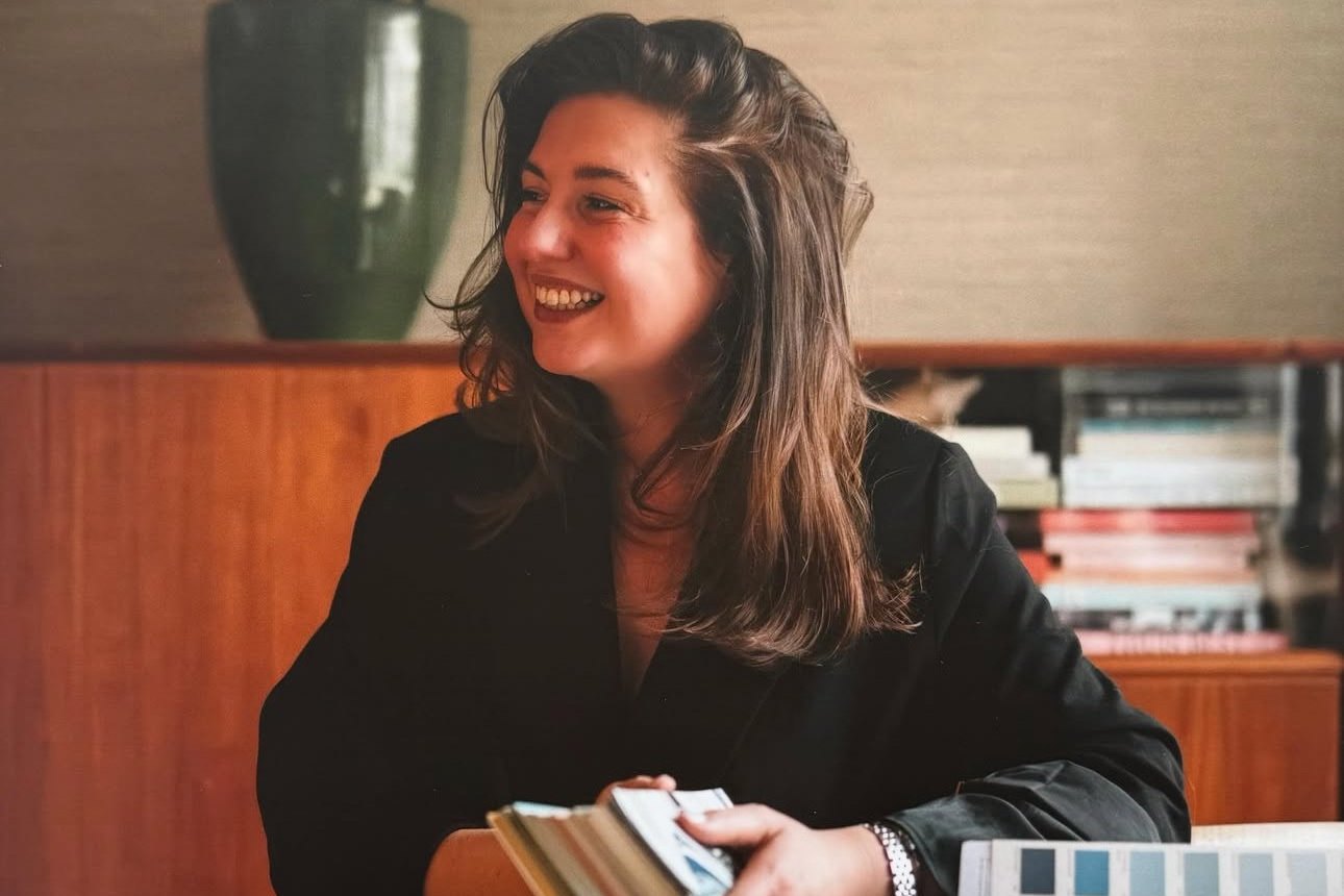Sanne Jutte van Jutte Styling met materiaalstalen aan tafel, gefotografeerd voor het Nijkerkse koffietafelboek