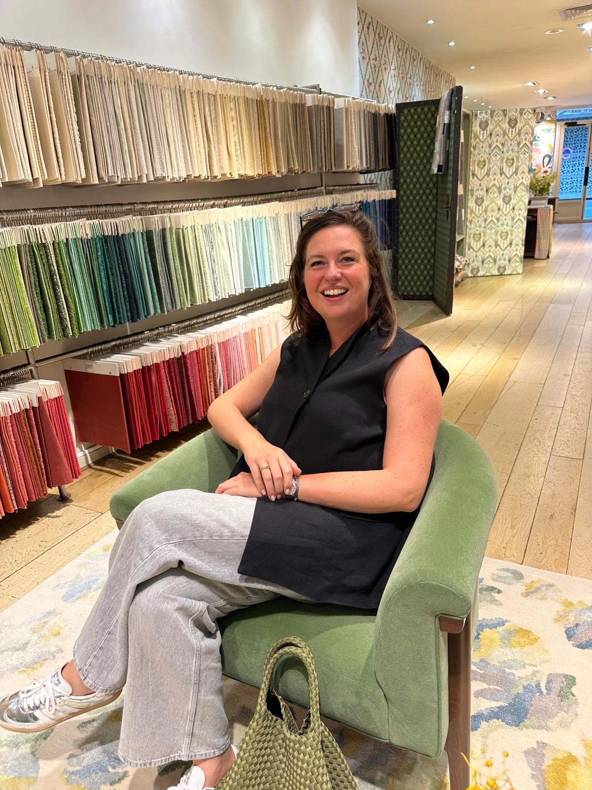 Sanne Jutte in de showroom van stoffenhuis Pierre Frey in Parijs, tijdens Maison&Objet