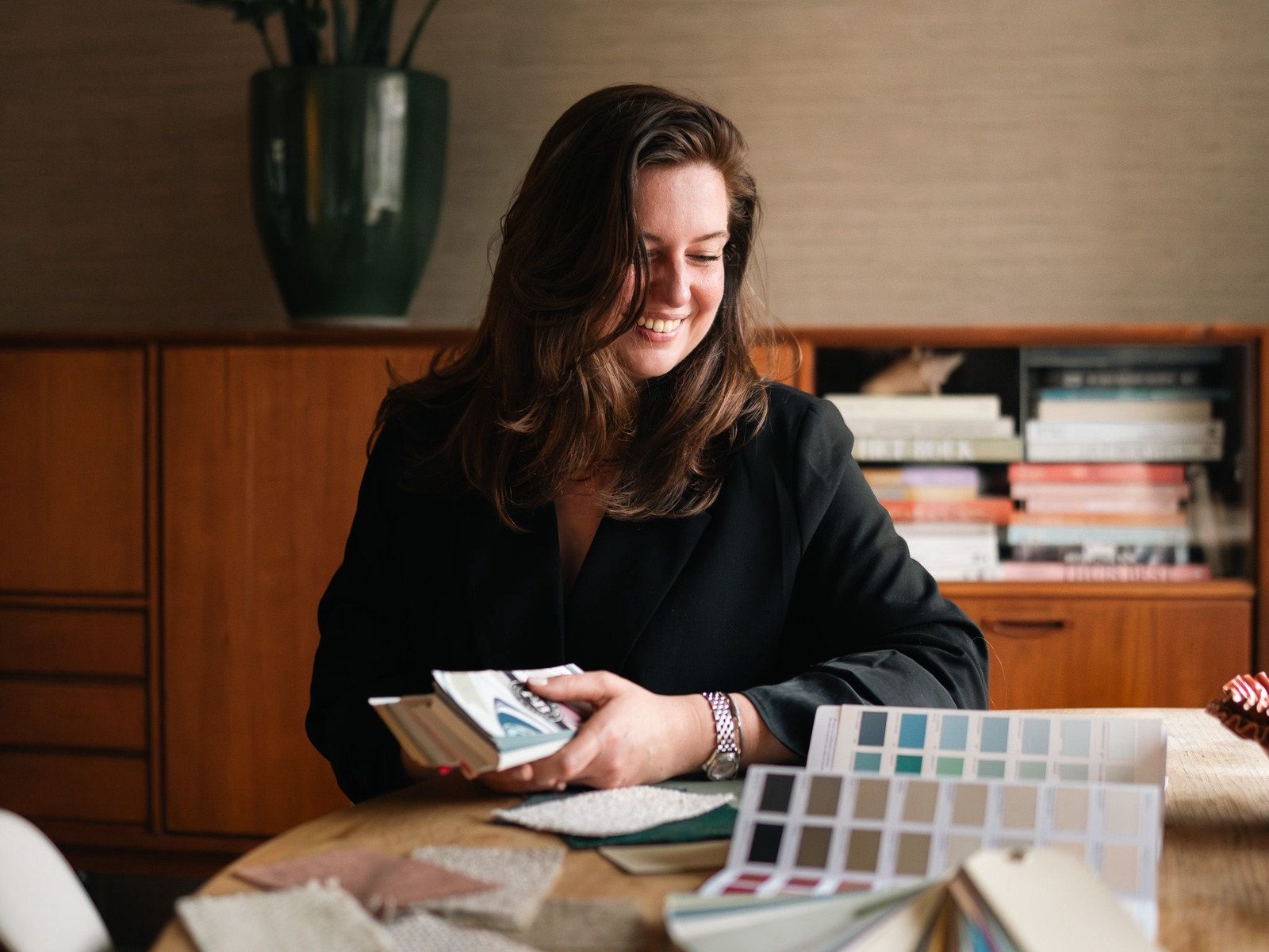 Sanne van Jutte Styling kiest materiaalstalen voor een interieurontwerp